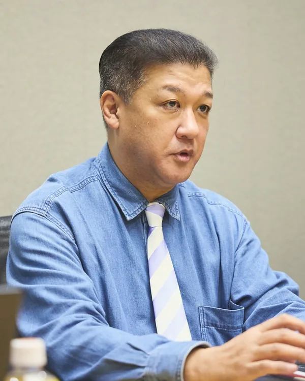 インタビュー中の石井課長代理
