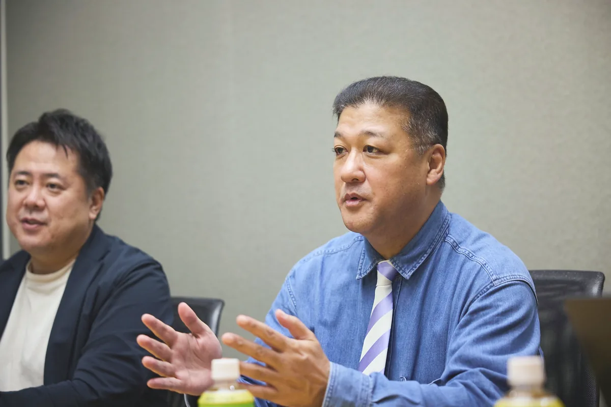 身振りを交えて話す石井課長代理